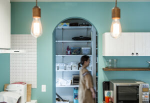 かっこいい工務店　熊本県　ブレスホーム　施工例　＃3　ナチュラル　西海岸テイスト　　　　ペットと暮らす家　キッチン　パントリー