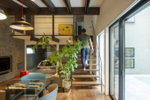 かっこいい工務店　熊本県　ブレスホーム　施工例　#1　シンプルモダン　スキップ階段　リビング階段