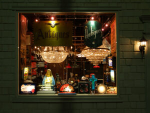 atelier 366　シャンデリア製作　アンティークランプ修理　1階　店舗