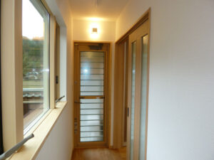 かっこいい工務店　京都府　足立住建　ADACHI住建　施工例　#1　ナチュラルモダン　内観　廊下