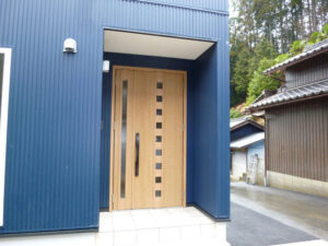 かっこいい工務店　京都府　足立住建　ADACHI住建　施工例　#1　ナチュラルモダン　外観　玄関