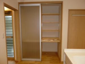 かっこいい工務店　京都府　足立住建　ADACHI住建　施工例　#1　ナチュラルモダン　内観　キッチン　パントリー