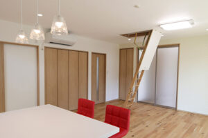 かっこいい工務店　京都府　ADACHI住建　足立住建　施工例　＃3　新築　戸建　平屋　　ナチュラルモダン　内観　LDK　屋根裏部屋