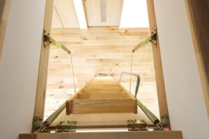 かっこいい工務店　京都府　ADACHI住建　足立住建　施工例　＃3　新築　戸建　平屋　　ナチュラルモダン　内観　屋根裏部屋　梯子