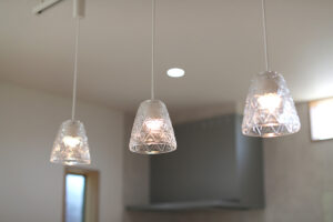 かっこいい工務店　京都府　ADACHI住建　足立住建　施工例　＃3　新築　戸建　平屋　　ナチュラルモダン　アイランドキッチン　ペンタント　照明　ライティング