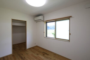 かっこいい工務店　京都府　ADACHI住建　足立住建　施工例　＃3　新築　戸建　平屋　　ナチュラルモダン　寝室　ウォークインクローゼット