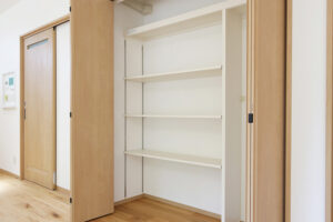 かっこいい工務店　京都府　ADACHI住建　足立住建　施工例　＃3　新築　戸建　平屋　　ナチュラルモダン　リビング　収納