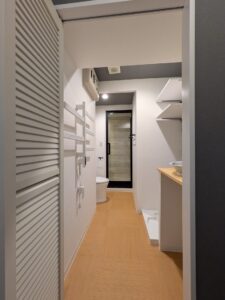 かっこいい工務店　東京都　バークノア　施工例 #8　リノベーション　セミ・スケルトン　マンション　内観　洗面脱衣所