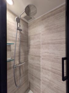 かっこいい工務店　東京都　バークノア　施工例 #8　リノベーション　セミ・スケルトン　マンション　内観　シャワールーム