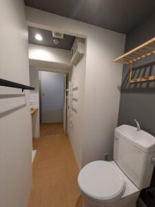 かっこいい工務店　東京都　バークノア　施工例 #8　リノベーション　セミ・スケルトン　マンション　内観　トイレ