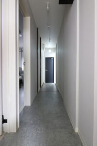 かっこいい工務店　東京都　バークノア　施工例　＃1　リノベーション　シェアハウス　　　個室　廊下