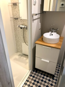 かっこいい工務店　東京　バークノア　建築実例　23　リノベーション　アパート　ワンルーム　内観　洗面化粧台　シャワールーム