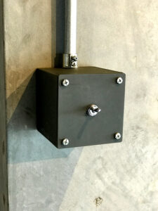 かっこいい工務店　東京都　バークノア　施工例　#2 リノベーション　マンション　インダストリアル　デザインコンクリート　内観　　スイッチ