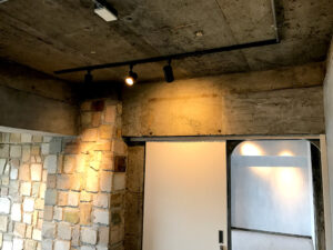 っこいい工務店　東京都　バークノア　施工例　#2 リノベーション　マンション　インダストリアル　デザインコンクリート　玄関　２