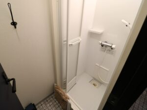 かっこいい工務店　東京　バークノア　施工事例　10　リノベーション　シェアハウス　内観　シャワー室