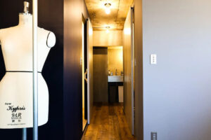 かっこいい工務店　東京都　バークノア　リノベーション　マンション　施工例　#6　マンション　廊下　玄関