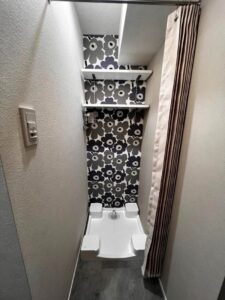 かっこいい工務店　東京　バークノア　建築実例　16　リノベーション　マンション　ナチュラル　モダン　トイレ　造作棚