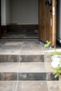 かっこいい工務店　熊本県　ブレスホーム　施工例　＃5　ナチュラル　店舗併用住宅　玄関