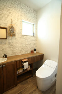 かっこいい工務店　熊本県　ブレスホーム　施工例　＃7　プロヴァンス　平屋　トイレ