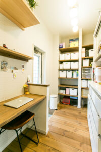 かっこいい工務店　熊本　ブレスホーム　施工実例　14　新築　戸建　プロヴァンス　内観　パントリー　ワークデスク