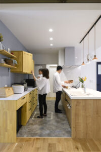 かっこいい工務店　熊本　ブレスホーム　建築実例　17　新築　戸建　平屋　ナチュラル　内観　キッチン　背面カップボード