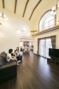 かっこいい工務店　福岡　ブルースホーム小倉　建築実例　新築　戸建　チューダー　内観　吹抜け　リビング