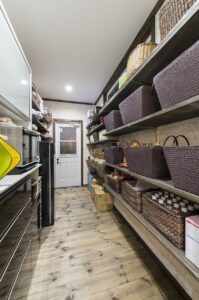 かっこいい工務店　福岡　ブルースホーム小倉　施工実例　9　新築　戸建　プロヴァンス　内観　パントリー