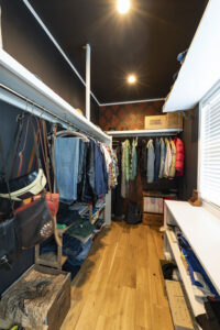 かっこいい工務店　福岡県　ブルースホーム　施工例　#1　アメリカン　内観　寝室　ウォークインクローゼット