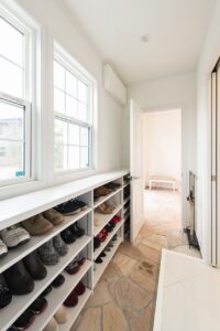 かっこいい工務店　福岡県　ブルースホーム　施工例　#3　新築　戸建　プロヴァンス　玄関ホール　シューズクローク　収納