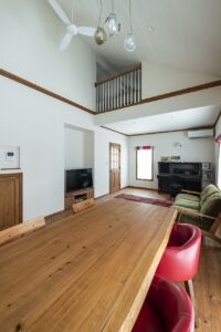 かっこいい工務店　福岡県　ブルースホーム　施工例　#2　アメリカン　内観　吹き抜け　LDK