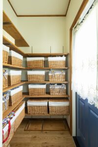 かっこいい工務店　福岡県　ブルースホーム　施工例　#5　新築　戸建　インナーガレージ　プロヴァンス　内観　パントリー