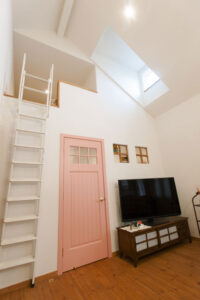 かっこいい工務店　埼玉　デザインハウス・エフ　施工例9　平屋　プロヴァンス　リビング　ロフト