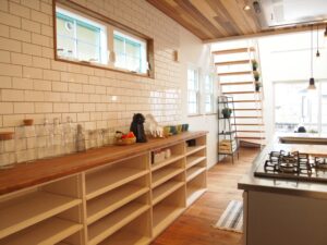 かっこいい工務店　山形　福井建設　建築実例　12　新築　戸建　ナチュラル　内観　キッチン　造作棚