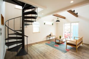 かっこいい工務店　山形　福井建設　建築実例　15　新築　戸建　プロヴァンス　内観　リビング　螺旋階段