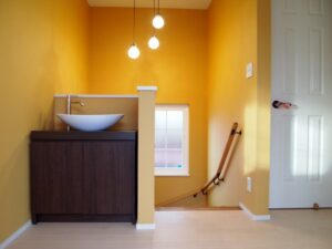 かっこいい工務店　山形　福井建設　施工例　＃3　新築　戸建　アメリカン　内観　2階ホール　手洗い洗面