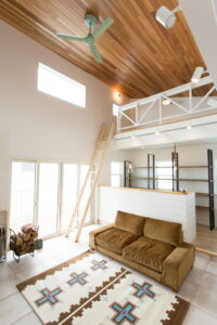 かっこいい工務店　山形　福井建設　施工例　＃5　新築　戸建　アメリカン　内観　吹き抜け　リビング