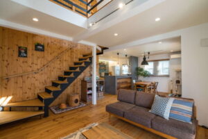 かっこいい工務店　山形　福井建設　施工実例　新築　戸建て　アメリカン　ナチュラル　吹き抜け　リビング