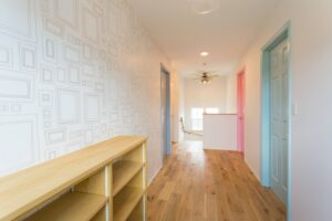 かっこいい工務店　山形　福井建設　施工実例　6　新築　戸建　アメリカン　内観　2階　ホール　造作収納