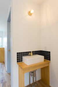 かっこいい工務店　山形　福井建設　施工実例　6　新築　戸建　アメリカン　内観　2階　造作洗面台