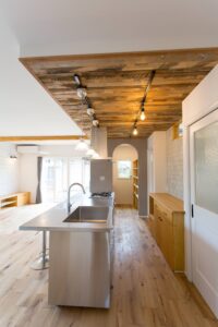 かっこいい工務店　山形　福井建設　施工実例　6　新築　戸建　アメリカン　内観　アイランド　キッチン