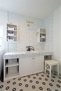 かっこいい工務店　埼玉　デザインハウス・エフ　施工実例　14　新築　戸建　インナーガレージ　アメリカン　内観　造作　洗面化粧台