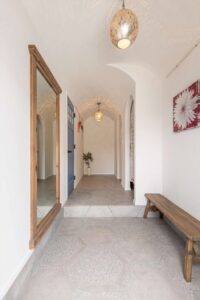 かっこいい工務店　埼玉　デザインハウス・エフ　建築実例　21　新築　戸建　ビルトインガレージ　プロヴァンス　内観　玄関ホール