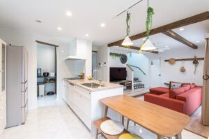 かっこいい工務店　埼玉　デザインハウス・エフ　建築実例　21　新築　戸建　ビルトインガレージ　プロヴァンス　内観　オープンキッチン