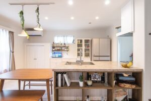 かっこいい工務店　埼玉　デザインハウス・エフ　建築実例　21　新築　戸建　ビルトインガレージ　プロヴァンス　内観　キッチン　ダイニング