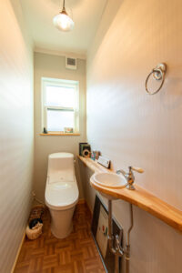 かっこいい工務店　埼玉県　デザインハウス・エフ　施工例　#7　北欧　店舗併用住宅　住居　トイレ