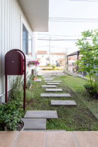 かっこいい工務店　埼玉県　デザインハウス・エフ　施工例　#7　北欧　店舗併用住宅　住居　エントランス　外構