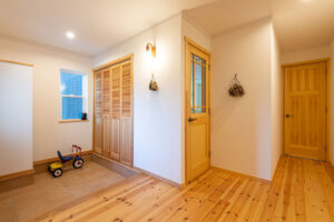 かっこいい工務店　埼玉県　デザインハウス・エフ　施工例　#7　北欧　店舗併用住宅　住居　玄関ホール