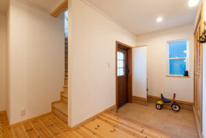 かっこいい工務店　埼玉県　デザインハウス・エフ　施工例　#7　北欧　店舗併用住宅　玄関ホール　2