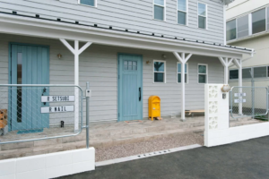 かっこいい工務店　埼玉　デザインハウス・エフ　施工事例　９　新築　戸建て　事務所併用　二世帯　アメリカン　外観　カバードポーチ