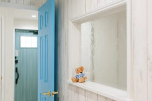 かっこいい工務店　埼玉　デザインハウス・エフ　施工事例　９　新築　戸建て　事務所併用　二世帯　アメリカン　玄関ホール　ニッチ　飾り棚